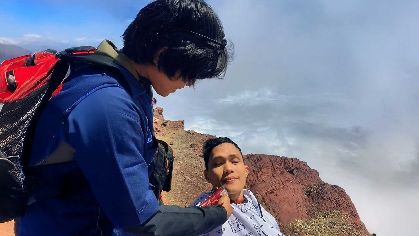 Barber Unik Ini Buka Jasa Cukur Rambut di Puncak Gunung